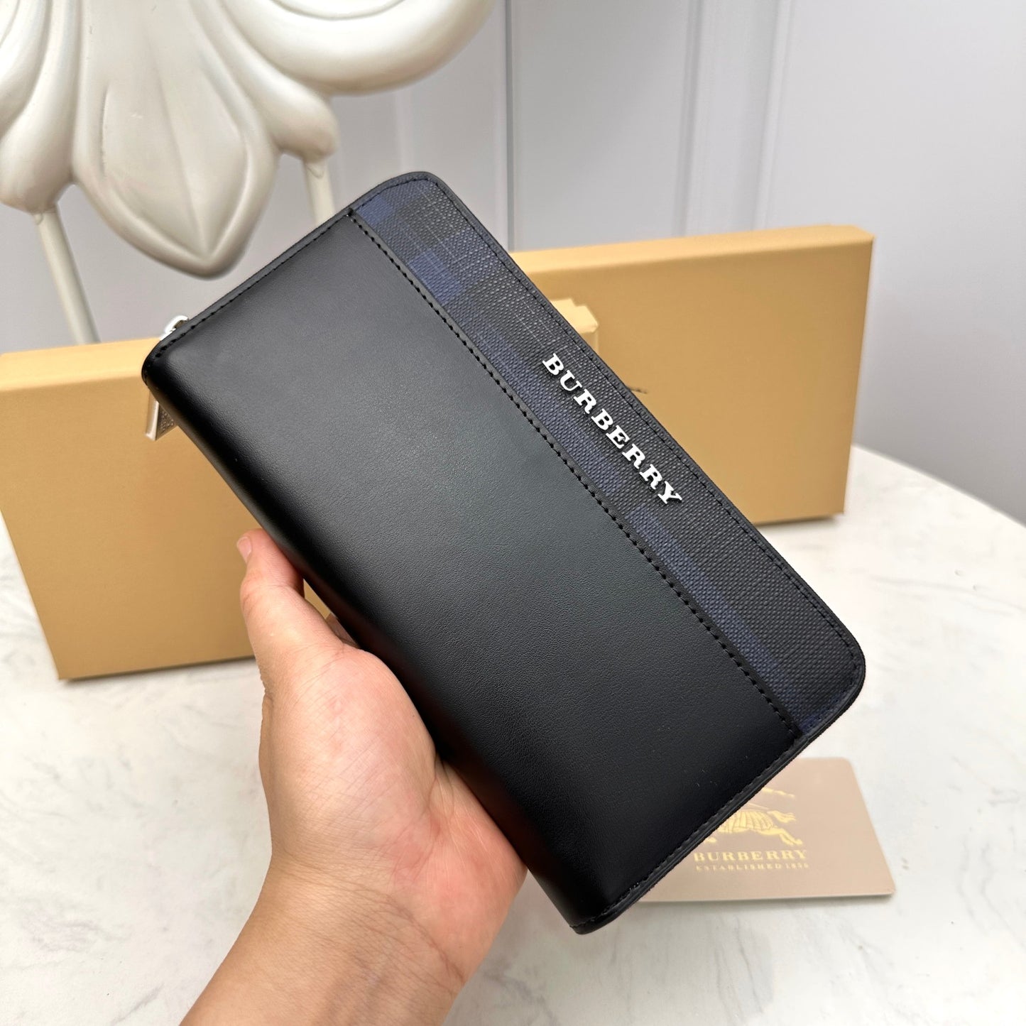 【バーバリー】送料関税込 定番人気 ジッパー・ラウンド・長財布