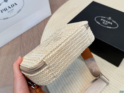 【プラダ】ラフィア素材の新作バッグ 高級感あふれるカラー展開