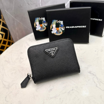 【プラダ】アイコニックな三角プレート付き 小さなジップ財布 春の新作